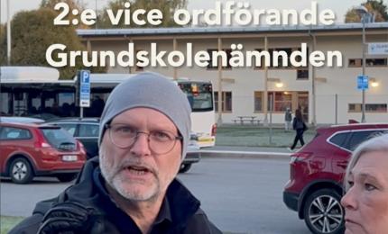 Mats-Olof Liljegren och Karolina Wallström pratar om skolskjuts utanför skolan i Glanshammar